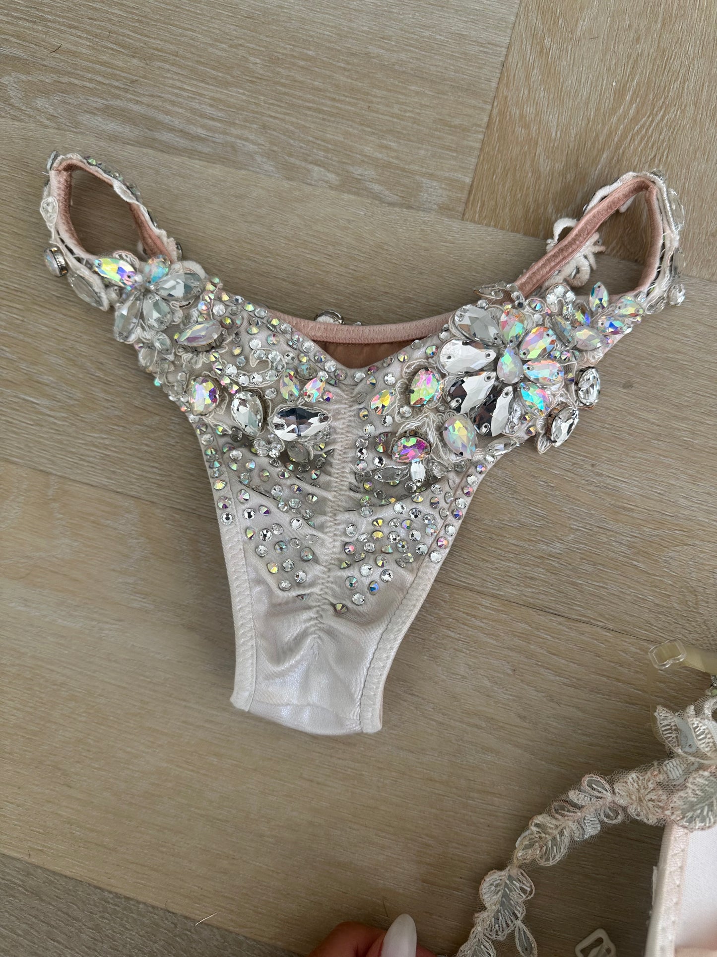 WHITE/SILVER FMG BIKINI - PRO CARD WINNER