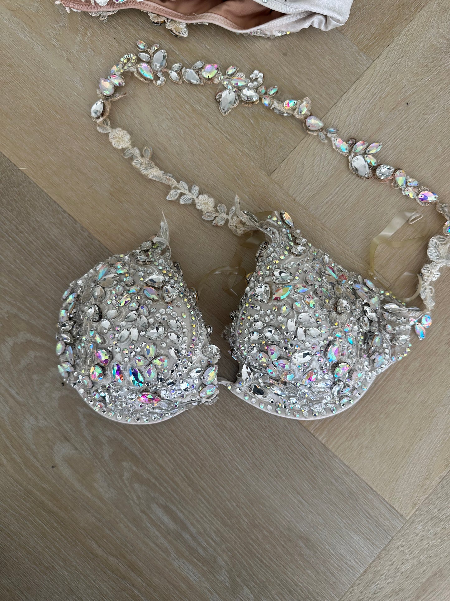 WHITE/SILVER FMG BIKINI - PRO CARD WINNER